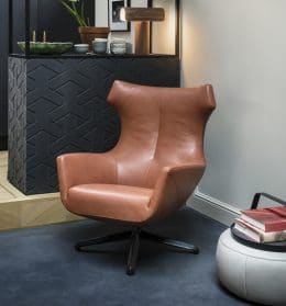Draaifauteuil Nosto in leder in combinatie met poef Barrell van Design on Stock.